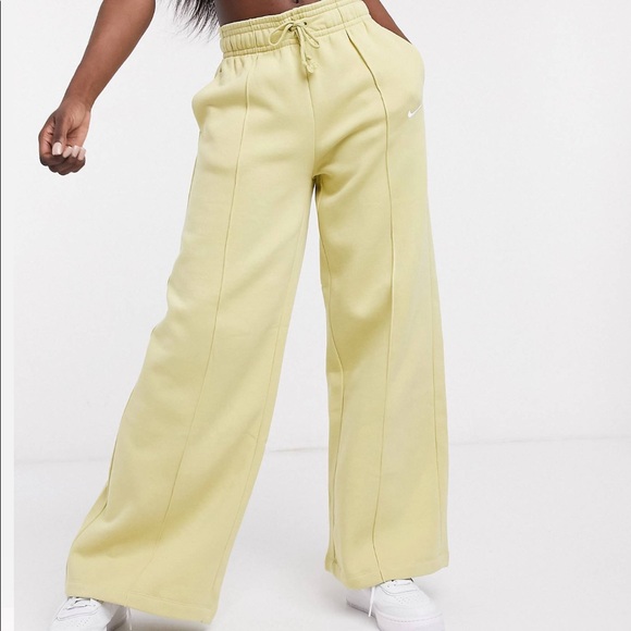 Nike high waisted wide leg sweatpants - Picture 8 of 8
